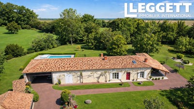 /international/fr/montalembert-charente-310107018914/