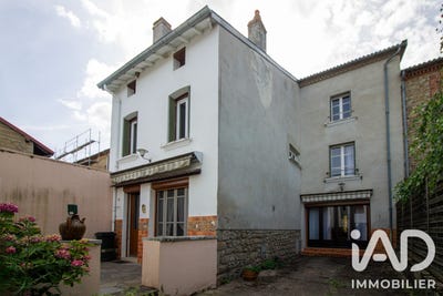 /international/fr/tours-sur-meymont-auvergne-310108989555/