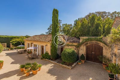 /international/fr/uzes-languedoc-roussillon-310101230584/?lang=id