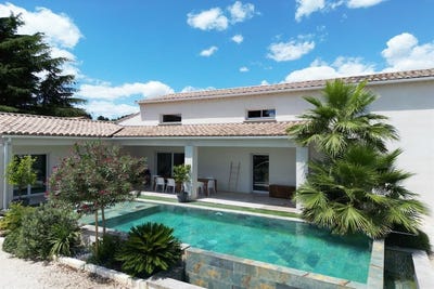 /international/fr/collias-languedoc-roussillon-310108760426/?lang=th