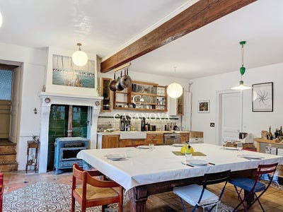 /international/fr/pezenas-languedoc-roussillon-310108526007/
