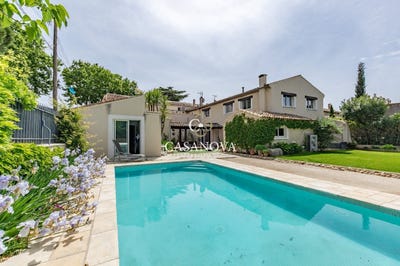 /international/fr/pezenas-languedoc-roussillon-310108453053/