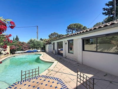 /international/fr/villeneuve-les-avignon-languedoc-roussillon-310108928389/