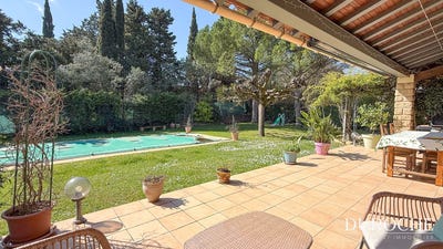 /international/fr/roquemaure-languedoc-roussillon-310106799726/