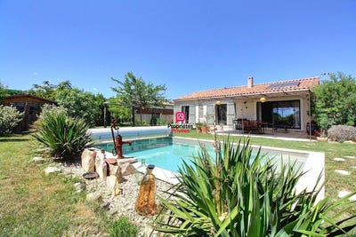 /international/fr/vacquieres-languedoc-roussillon-310119798593/