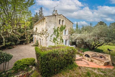 /international/fr/saint-remy-de-provence-provence-alpes-cote-d-azur-310094392648/