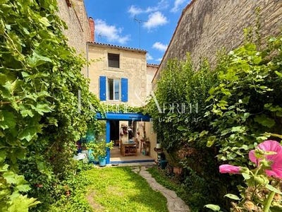 /international/fr/fontenay-le-comte-pays-de-la-loire-310110119622/