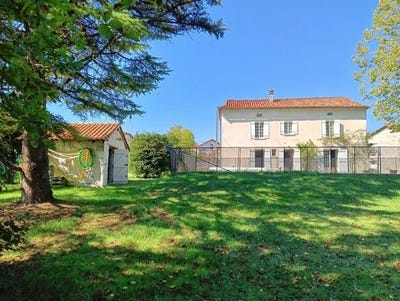 /international/fr/la-tour-blanche-aquitaine-120087678277/?lang=id