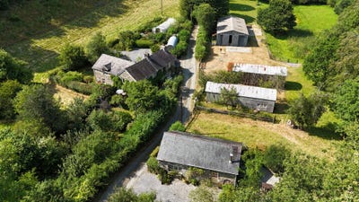 /international/gb/carmarthen-wales-310119996945/