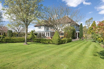 /international/gb/royston-england-310107235090/