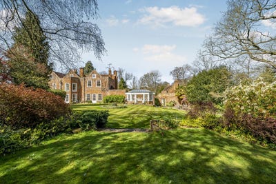 /international/gb/maldons-pendell-road-bletchingley-england-310107757604/