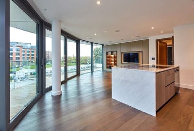/international/gb/parrs-way-fulham-reach-london-england-310095644584/