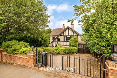 /international/gb/loughton-england-310120565173/
