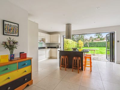 /international/gb/farnham-england-310120547153/