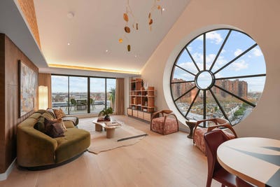 /international/gb/waterfront-drive-n8-1-london-england-310104885606/