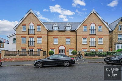 /international/gb/buckhurst-hill-england-310120478723/