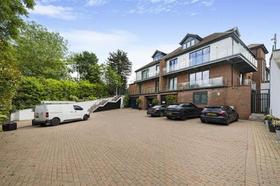 /international/gb/chigwell-england-310110429110/