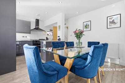 /international/gb/westcliff-on-sea-england-310120428258/