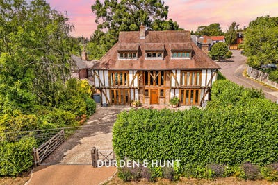 /international/gb/loughton-england-310120543548/