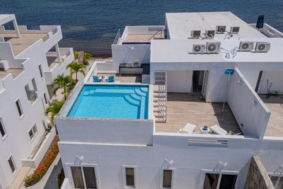 /international/hn/1240-las-palmas-dixon-cove-roatan-bay-islands-department-310107836489/