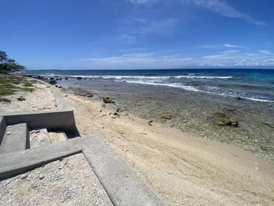 /international/hn/water-wall-25m-81ft-beach-utila-bay-islands-department-310108005079/