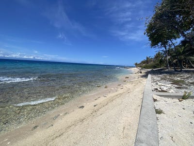/international/hn/retaining-wall-pergola-utila-bay-islands-department-310108005070/