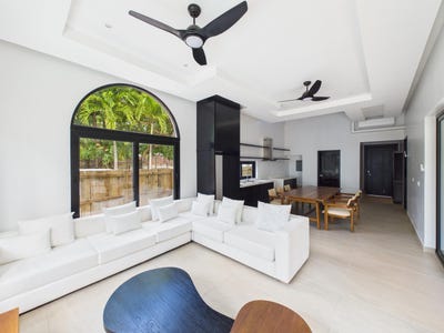 /international/hn/main-road-roatan-bay-islands-department-310108811448/