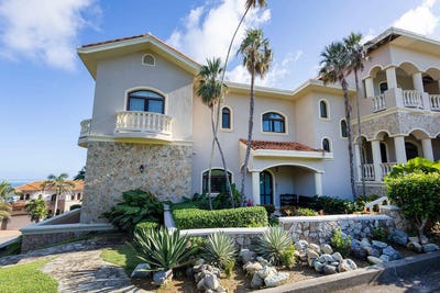 /international/hn/keyhole-bay-roatan-bay-islands-department-310104917317/