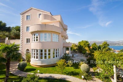 /international/hr/trogir-split-dalmatia-county-310107219353/