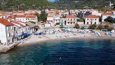 /international/hr/komiza-split-dalmatia-county-310106741468/