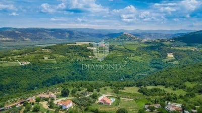 /international/hr/motovun-istria-county-120093012422/
