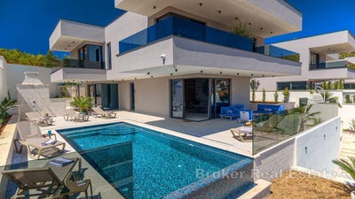 /international/hr/trogir-split-dalmatia-county-310107219150/