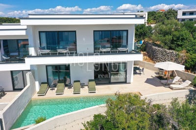 /international/hr/novalja-lika-senj-county-310099423871/