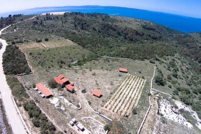 /international/hr/iovo-split-dalmatia-county-310107219328/