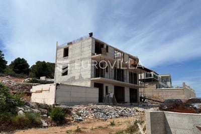 /international/hr/brac-split-dalmatia-county-310103044235/