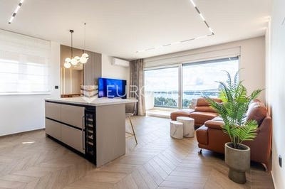 /international/hr/trogir-split-dalmatia-county-310102967750/
