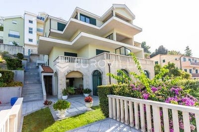 /international/hr/omis-split-dalmatia-county-120087890042/