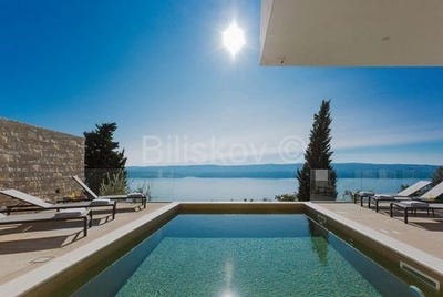 /international/hr/omis-split-dalmatia-county-120083269254/