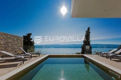 /international/hr/omis-split-dalmatia-county-120079924373/