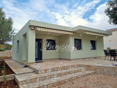 /international/hr/vinisce-split-dalmatia-county-120097558037/
