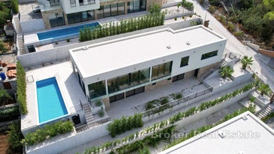 /international/hr/iovo-split-dalmatia-county-310107219703/