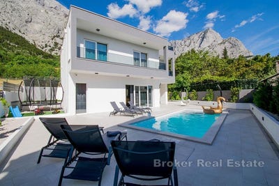 /international/hr/makarska-split-dalmatia-county-310107623999/