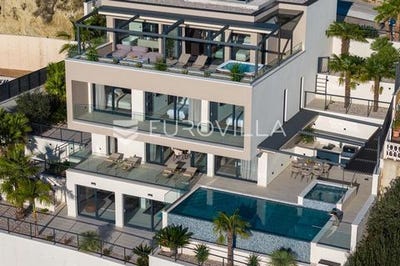 /international/hr/omis-split-dalmatia-county-310104811022/