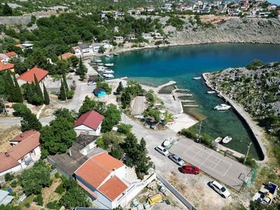 /international/hr/karlobag-lika-senj-county-310107978050/