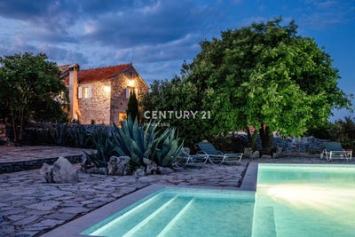 /international/hr/jelsa-split-dalmatia-county-310096231431/