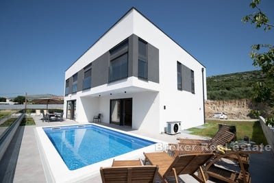 /international/hr/trogir-split-dalmatia-county-310107219562/