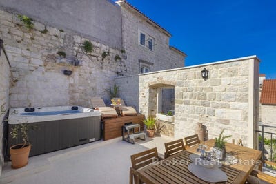 /international/hr/trogir-split-dalmatia-county-310107624678/