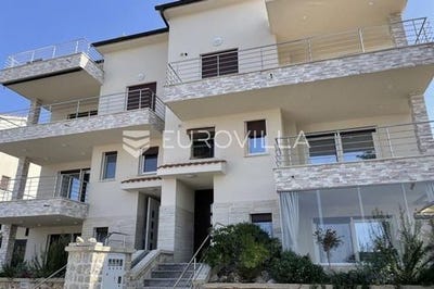 /international/hr/omis-split-dalmatia-county-310104893327/