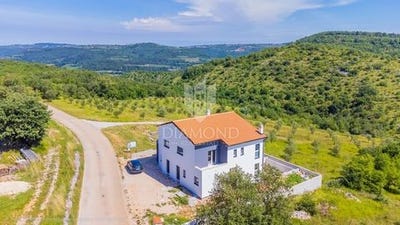 /international/hr/buje-istria-county-310106779372/