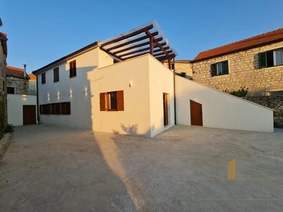 /international/hr/jelsa-split-dalmatia-county-310098118319/